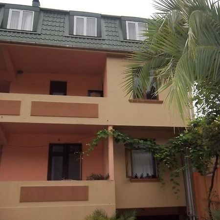 Temo'S Guesthouse Sarpi Esterno foto