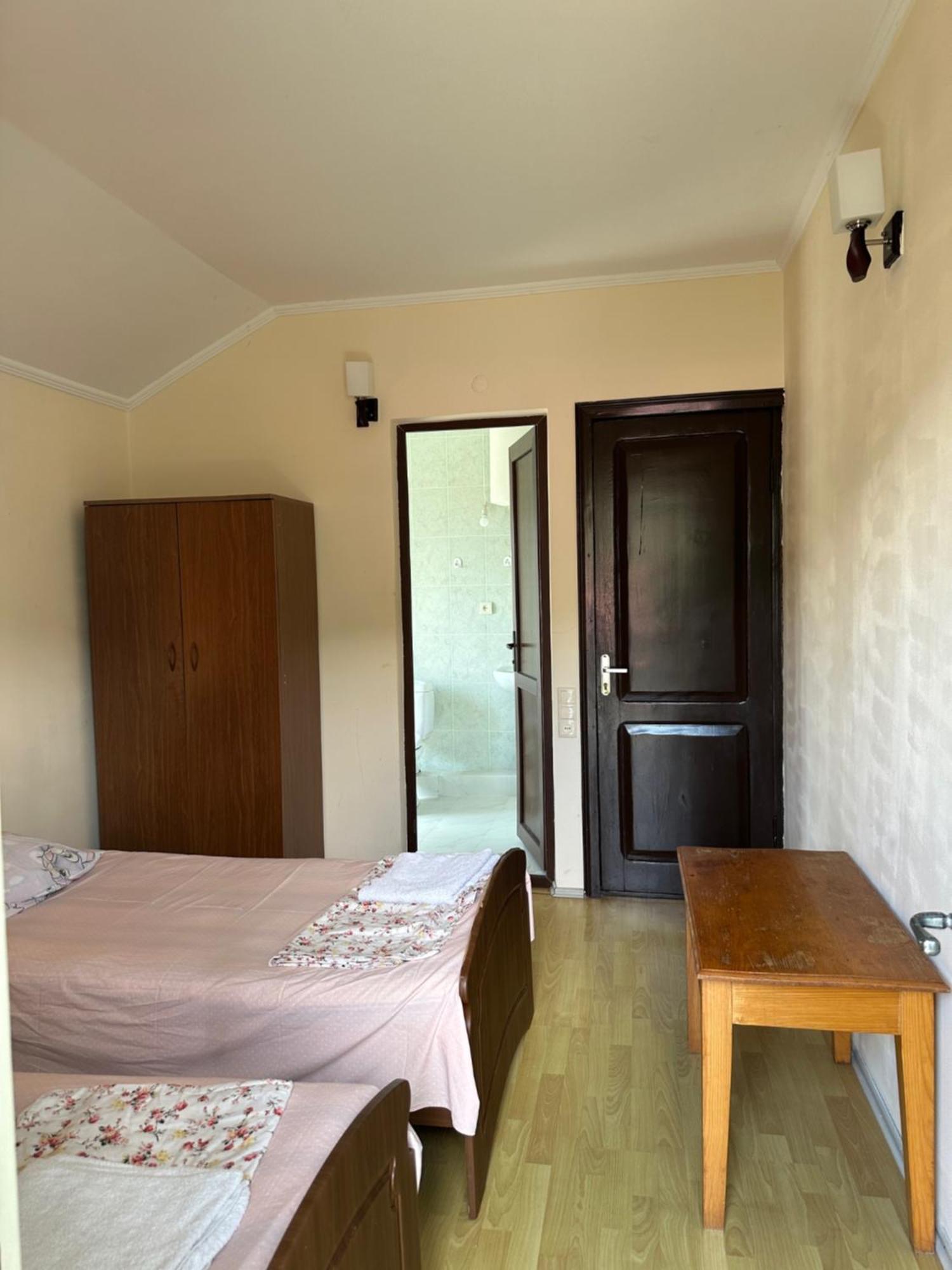 Temo'S Guesthouse Sarpi Esterno foto