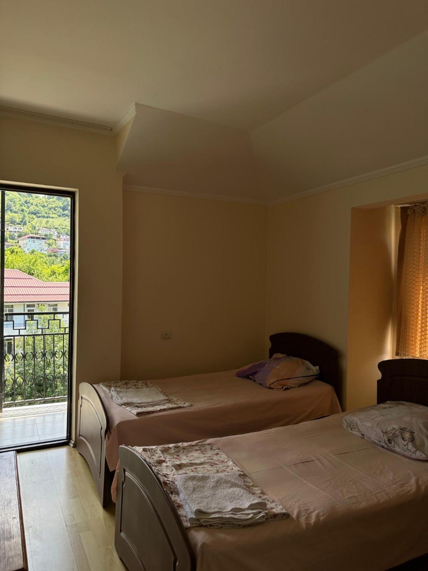 Temo'S Guesthouse Sarpi Esterno foto