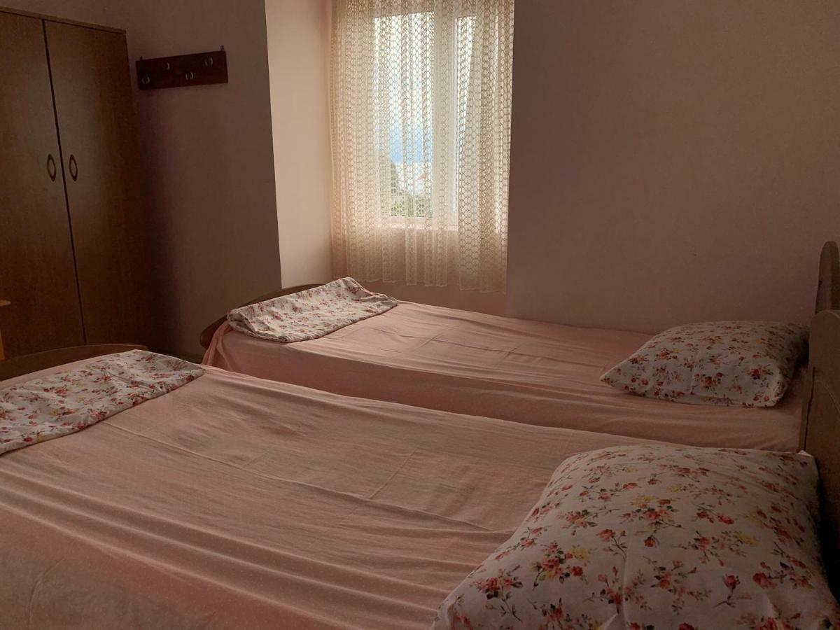 Temo'S Guesthouse Sarpi Esterno foto